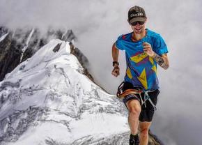 Un american a bătut recordul pentru cea mai rapidă ascensiune a Muntelui Everest și a provocat o dezbatere în comunitatea alpiniștilor