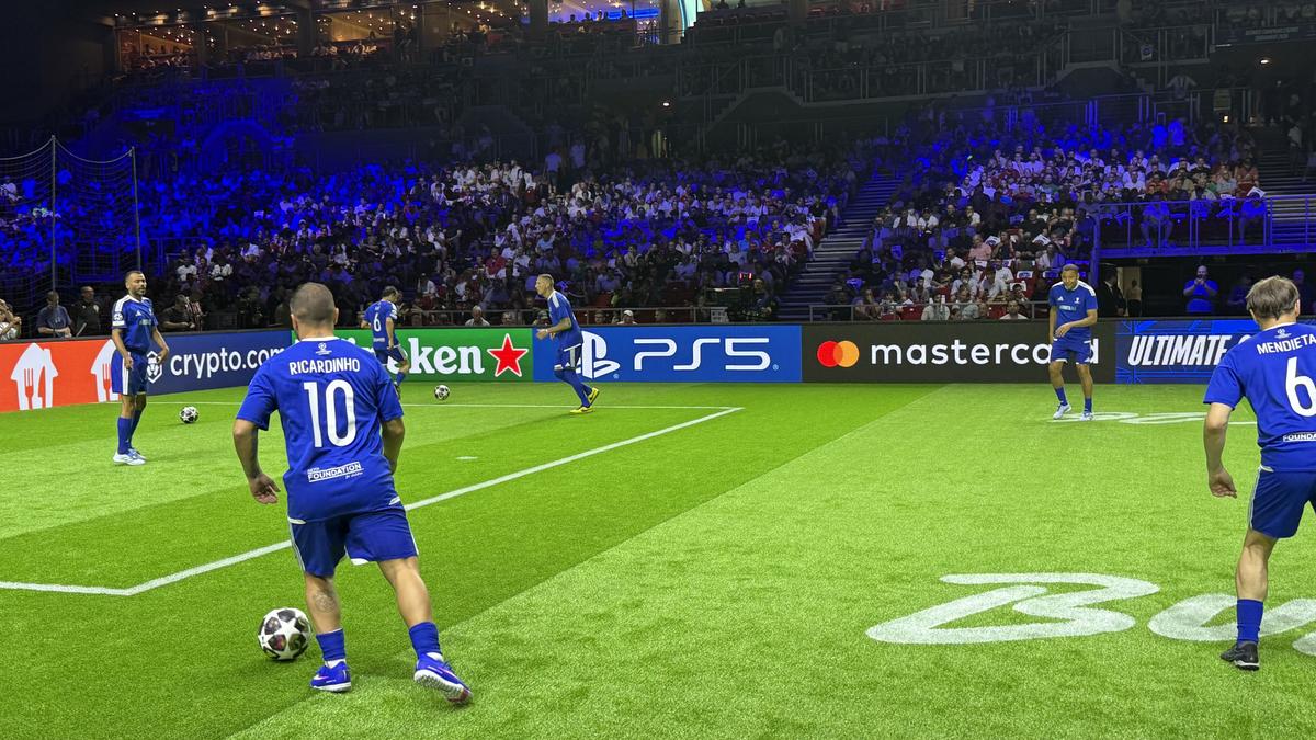 Imagini memorabile din culise » Roberto Carlos a vorbit în limba română la Budapesta, iar Horațiu Moldovan a intrat live cu Santi Cazorla: „Ești top, top, top!”