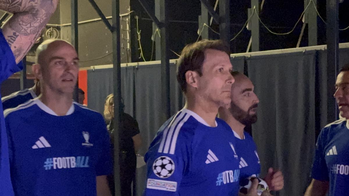 Imagini memorabile din culise » Roberto Carlos a vorbit în limba română la Budapesta, iar Horațiu Moldovan a intrat live cu Santi Cazorla: „Ești top, top, top!”