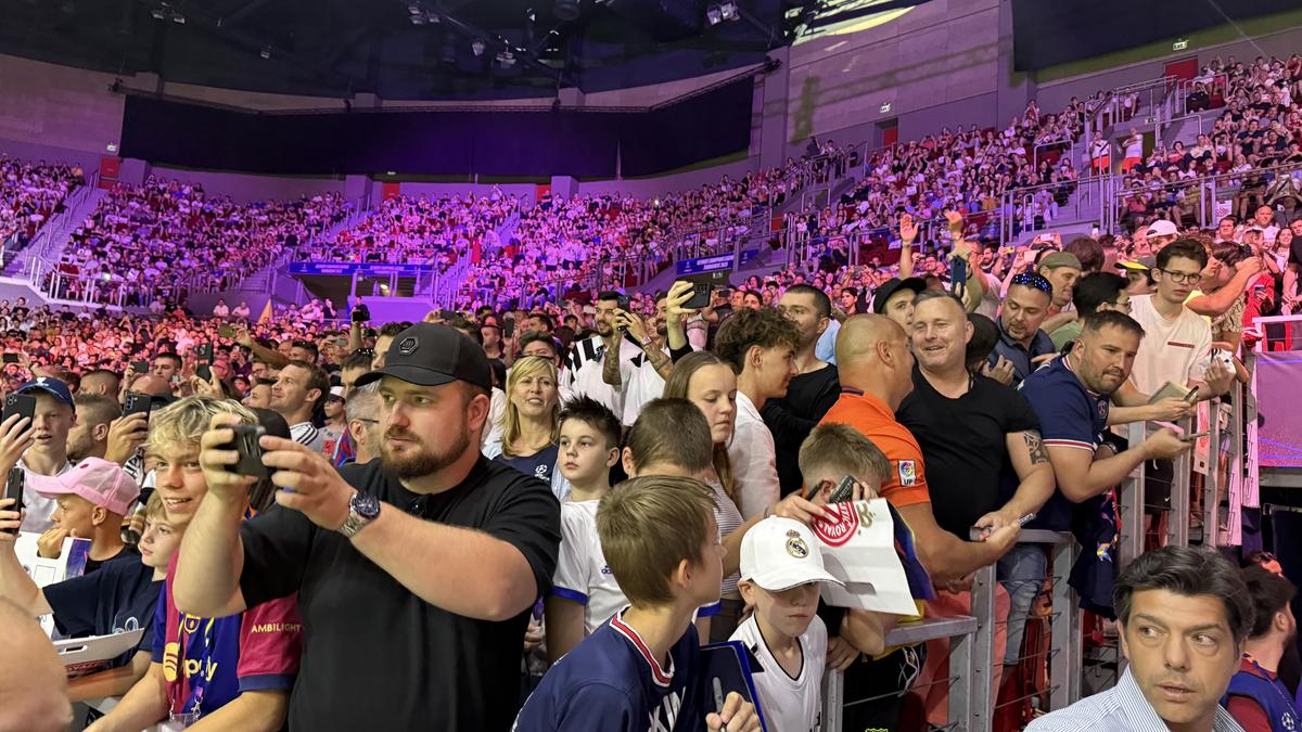 Imagini memorabile din culise » Roberto Carlos a vorbit în limba română la Budapesta, iar Horațiu Moldovan a intrat live cu Santi Cazorla: „Ești top, top, top!”