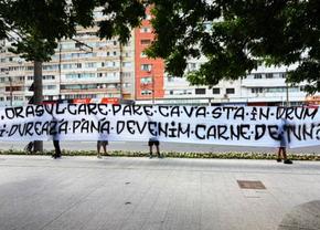 Ultrașii au luat atitudine după ce o dronă a lovit un bloc din Galați » Ce banner au afișat