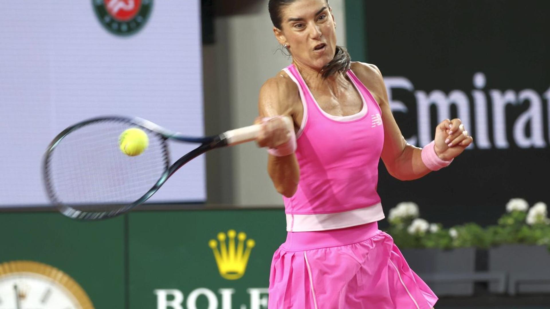 Sorana Cîrstea Roland Garros pe teren de tenis, pregătindu-se pentru meciul simplu după retragerea din proba de dublu | sursa foto: Gazeta Sporturilor