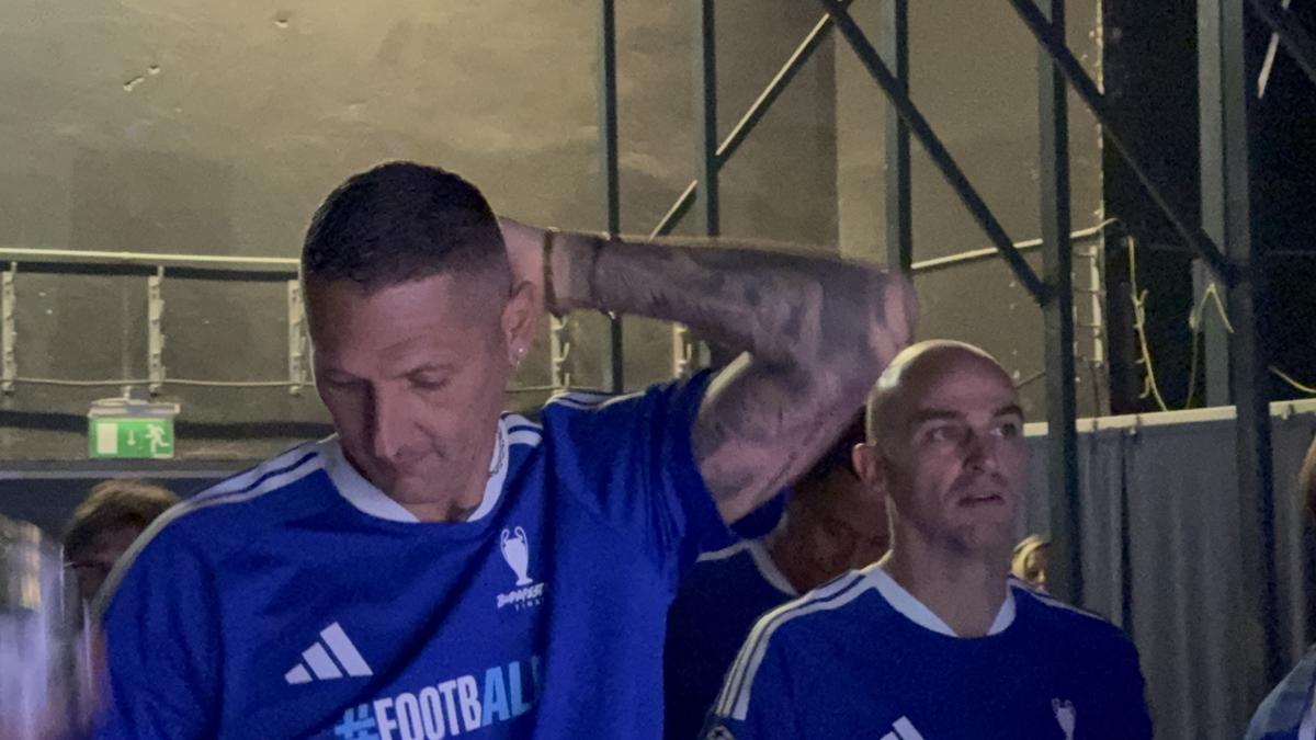 Imagini memorabile din culise » Roberto Carlos a vorbit în limba română la Budapesta, iar Horațiu Moldovan a intrat live cu Santi Cazorla: „Ești top, top, top!”