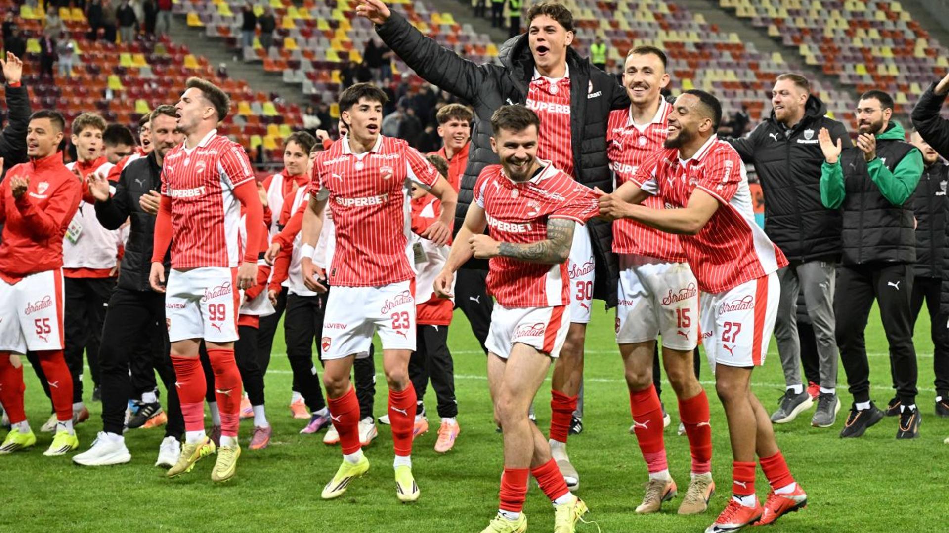 Alex Pop în timpul unui antrenament Dinamo, cu Gică Craioveanu oferind opinia despre absența sa la derby-ul Dinamo-FCSB | sursa foto: Gazeta Sporturilor