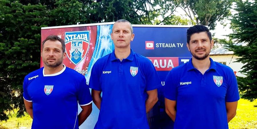 Stavrositu (primul din stânga) în tricoul de prezentare la Steaua, dar ca antrenor secund, alături de Ștefan Laufceac și Marius Tudor