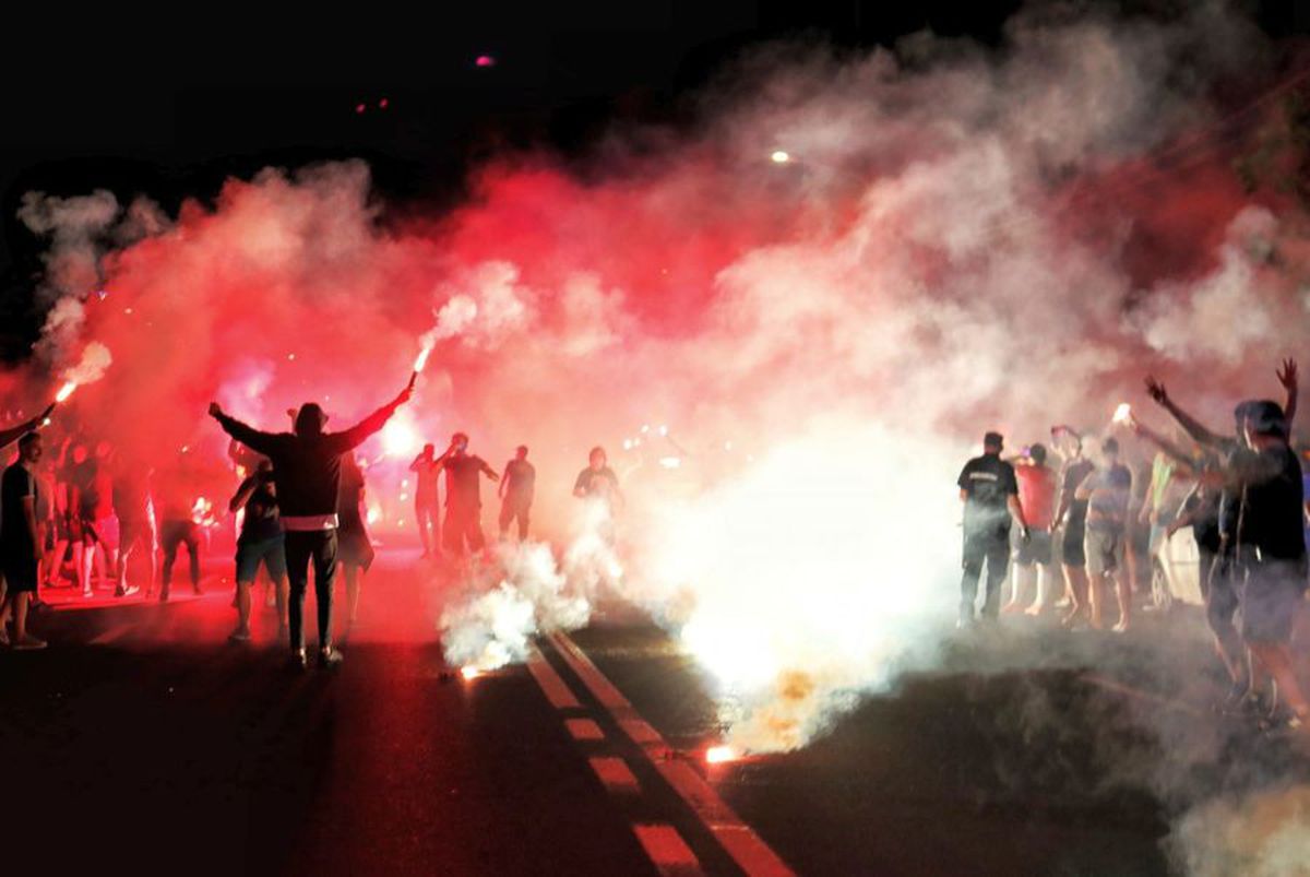 UNIVERSITATEA CRAIOVA. VIDEO Fanii Craiovei, show după victoria cu CFR Cluj: „Faceți-ne o bucurie, aduceți titlul în Bănie!”