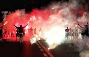 UNIVERSITATEA CRAIOVA. VIDEO Fanii Craiovei, show după victoria cu CFR Cluj: „Faceți-ne o bucurie, aduceți titlul în Bănie!”