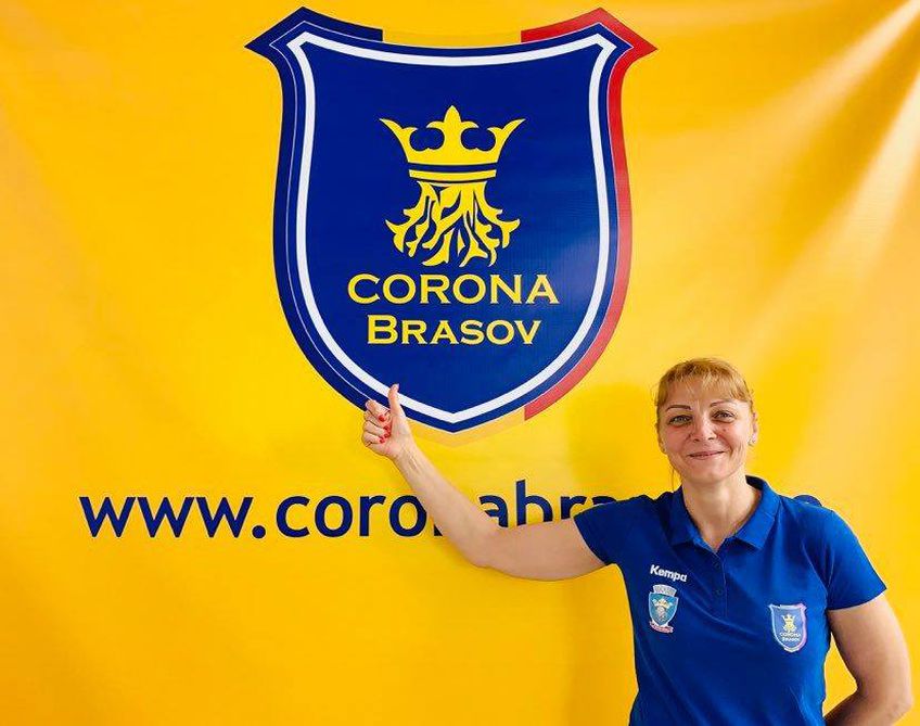 Simona Gogîrlă pozând lângă sigla clubului
