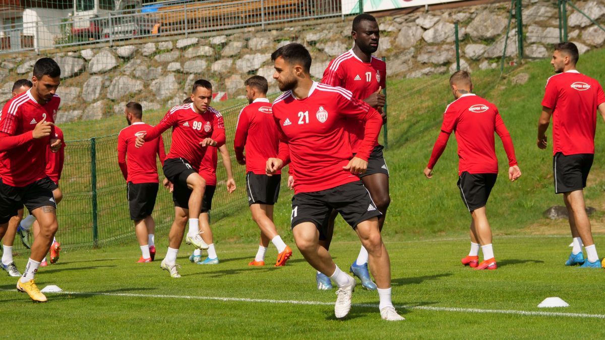 Trei jucători, lăudați de Leo Grozavu la antrenamentul de dimineață » Sepsi joacă azi primul amical + ce supertransfer a încercat