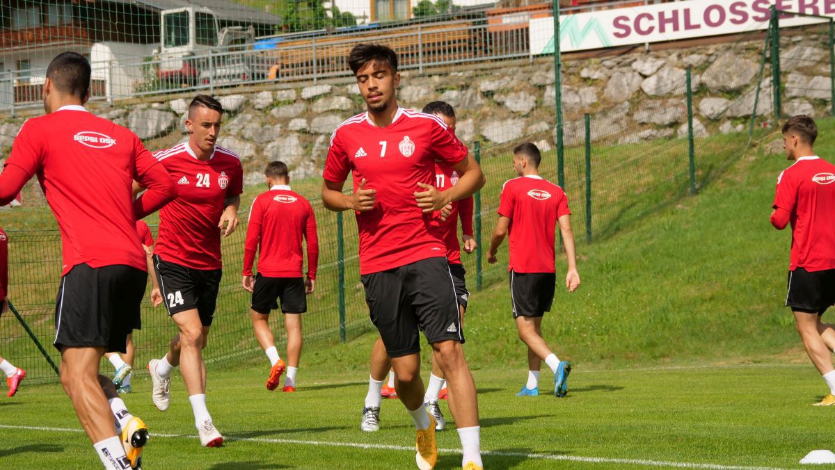 Trei jucători, lăudați de Leo Grozavu la antrenamentul de dimineață » Sepsi joacă azi primul amical + ce supertransfer a încercat