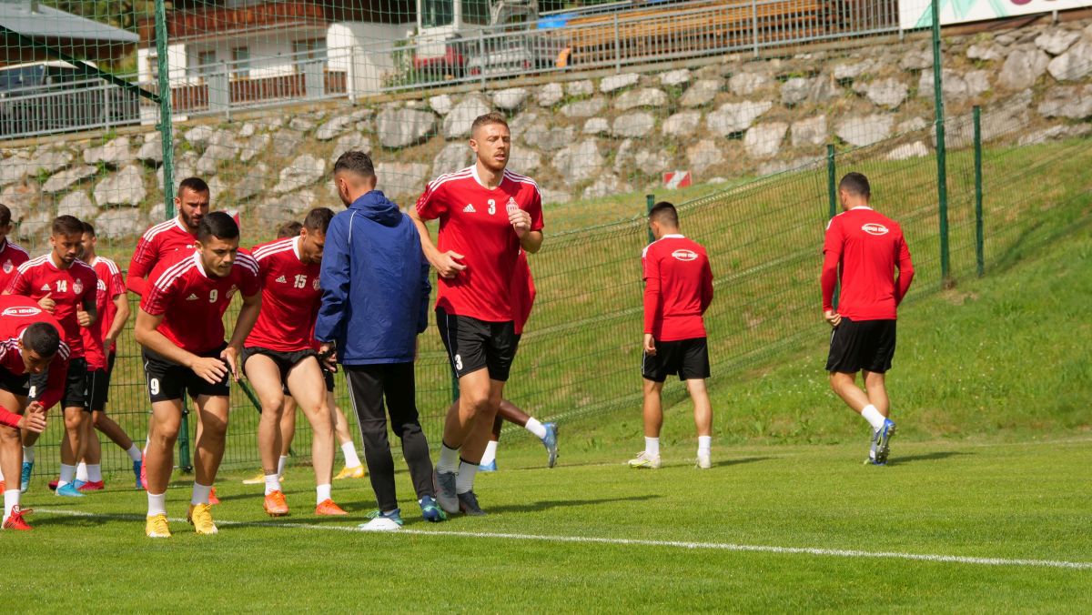 Trei jucători, lăudați de Leo Grozavu la antrenamentul de dimineață » Sepsi joacă azi primul amical + ce supertransfer a încercat