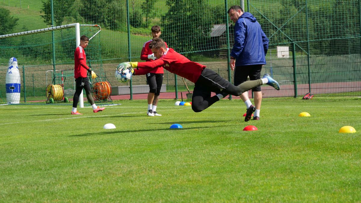 Trei jucători, lăudați de Leo Grozavu la antrenamentul de dimineață » Sepsi joacă azi primul amical + ce supertransfer a încercat