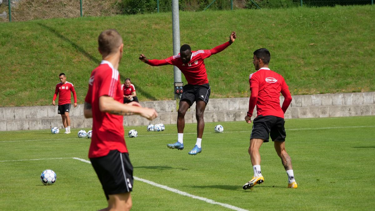 Trei jucători, lăudați de Leo Grozavu la antrenamentul de dimineață » Sepsi joacă azi primul amical + ce supertransfer a încercat