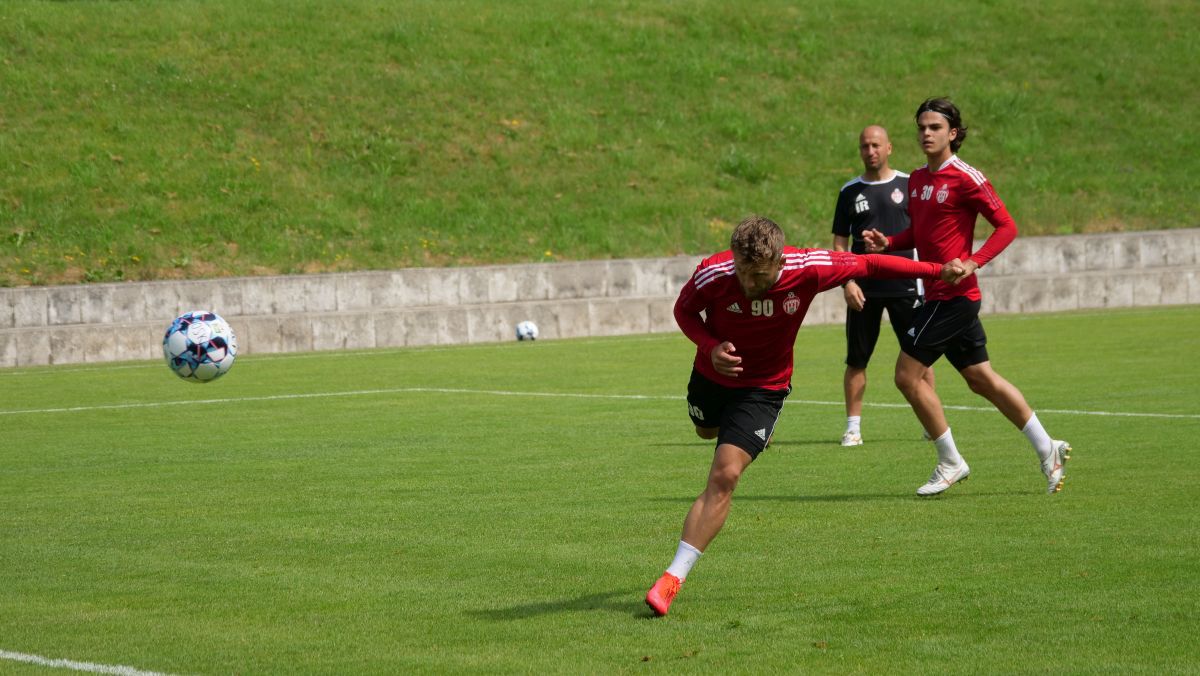 Trei jucători, lăudați de Leo Grozavu la antrenamentul de dimineață » Sepsi joacă azi primul amical + ce supertransfer a încercat