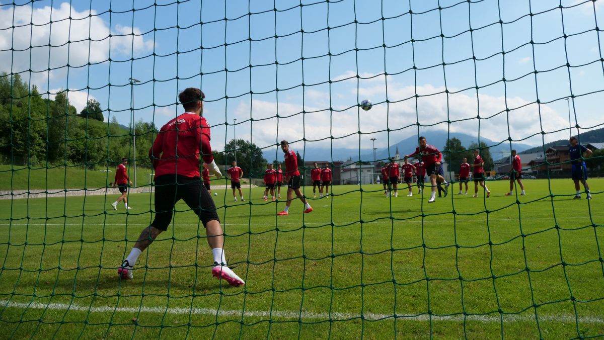 Trei jucători, lăudați de Leo Grozavu la antrenamentul de dimineață » Sepsi joacă azi primul amical + ce supertransfer a încercat