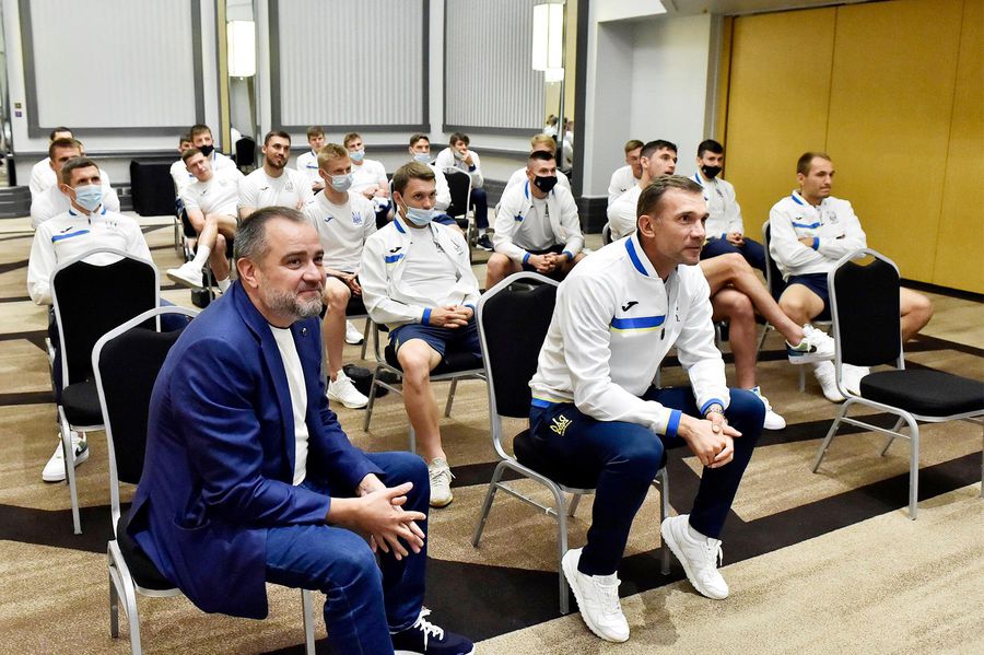 Ucraina va juca, diseară, în „optimi”, contra Suediei la Glasgow, iar elevii lui Șevcenko au fost încurajați prin videoconferință chiar de președintele Volodimir Zelenski. Surpriză la nivel înalt: președintele a intrat pe Skype să-i încurajeze înainte de optimi!