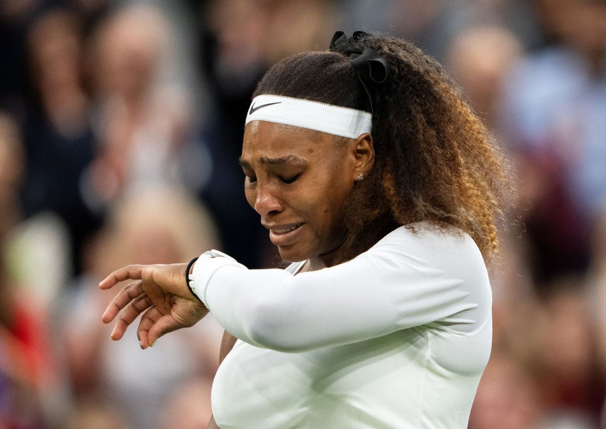 Serena Williams a abandonat în primul meci de la Wimbledon! Imagini dureroase: s-a prăbușit în genunchi și a început să plângă