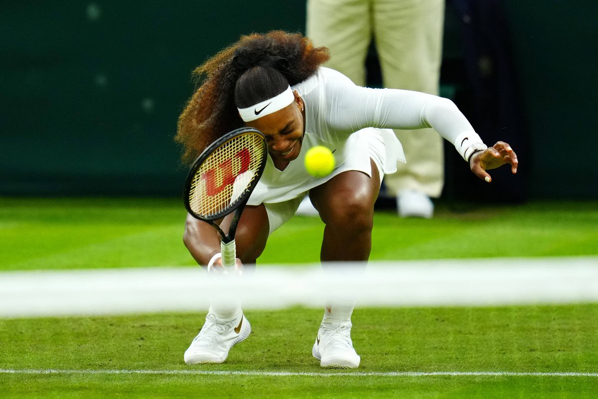 Serena Williams a abandonat în primul meci de la Wimbledon! Imagini dureroase: s-a prăbușit în genunchi și a început să plângă