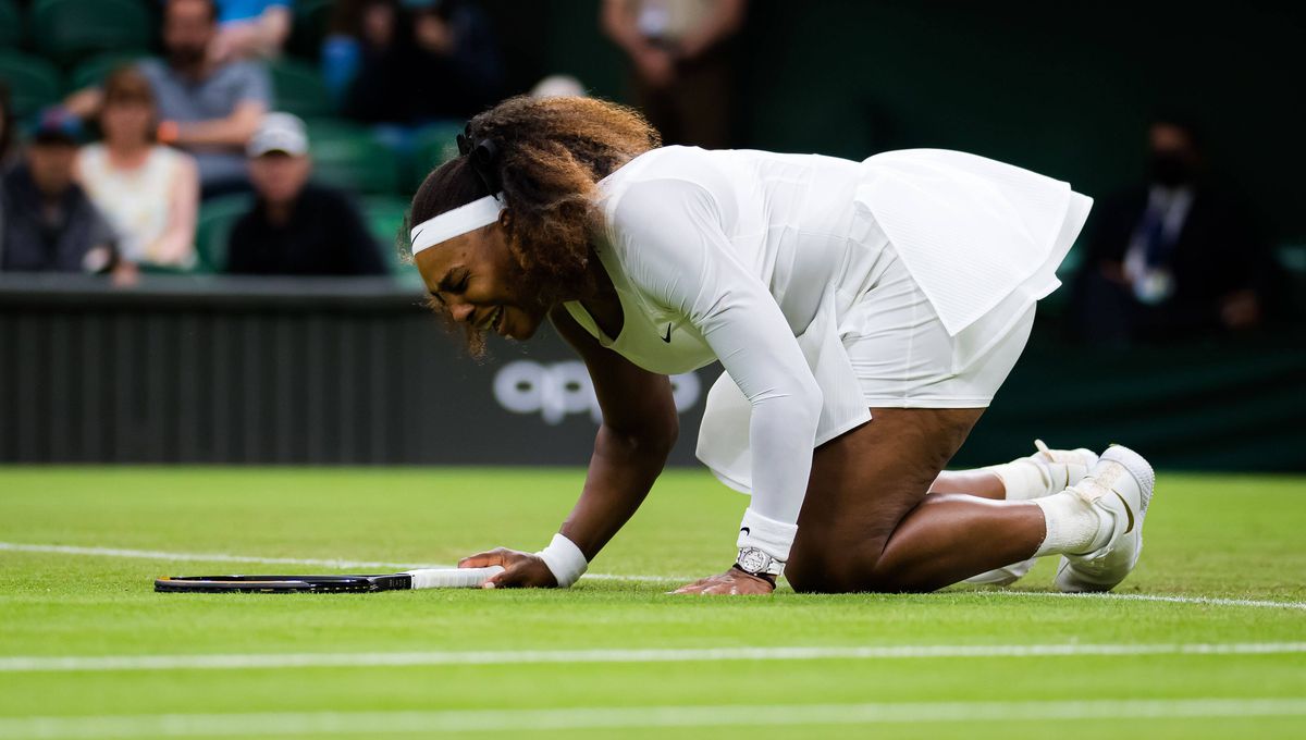 Serena Williams a abandonat în primul meci de la Wimbledon! Imagini dureroase: s-a prăbușit în genunchi și a început să plângă
