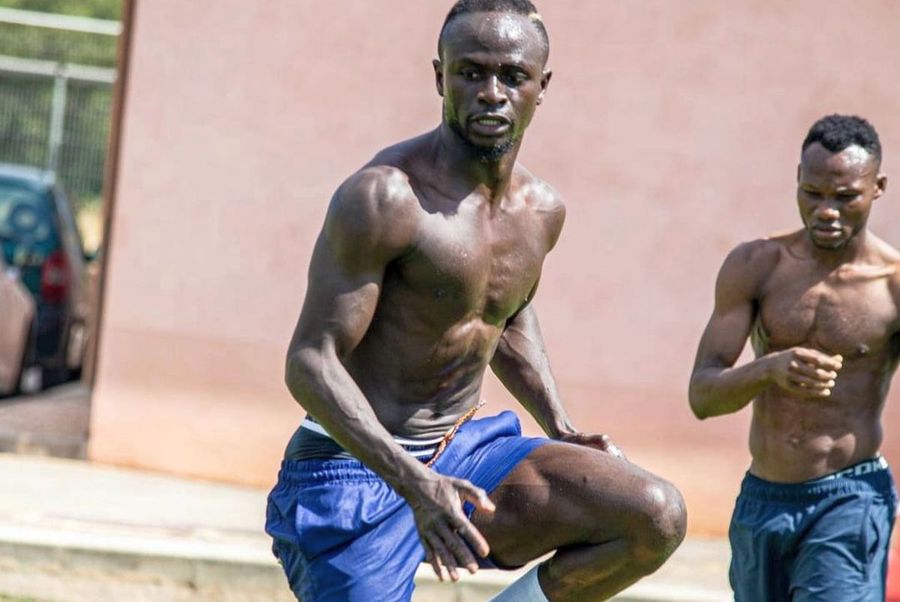 Desire Azankpo, în plan îndepărtat, antrenându-se alături de Sadio Mane Nu e glumă! Fotbalistul care a retrogradat cu Dinamo a semnat cu Bayern Munchen!
