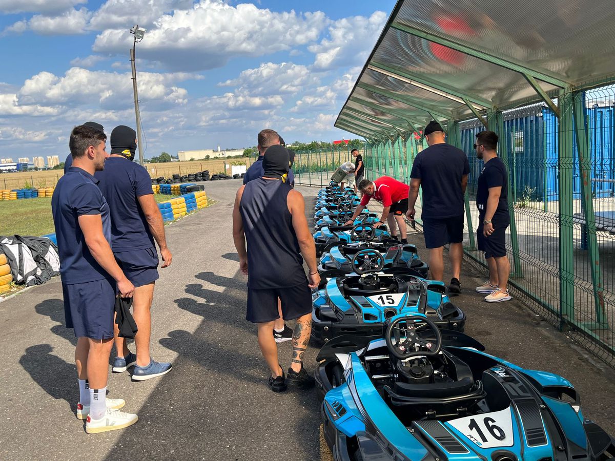 Au dat balonul de rugby pe viteză! În plină pregătire pentru Mondial, „stejarii” s-au întrecut azi la karting: „Ce încet merg” / „Nu au putere astea, suntem prea grei”