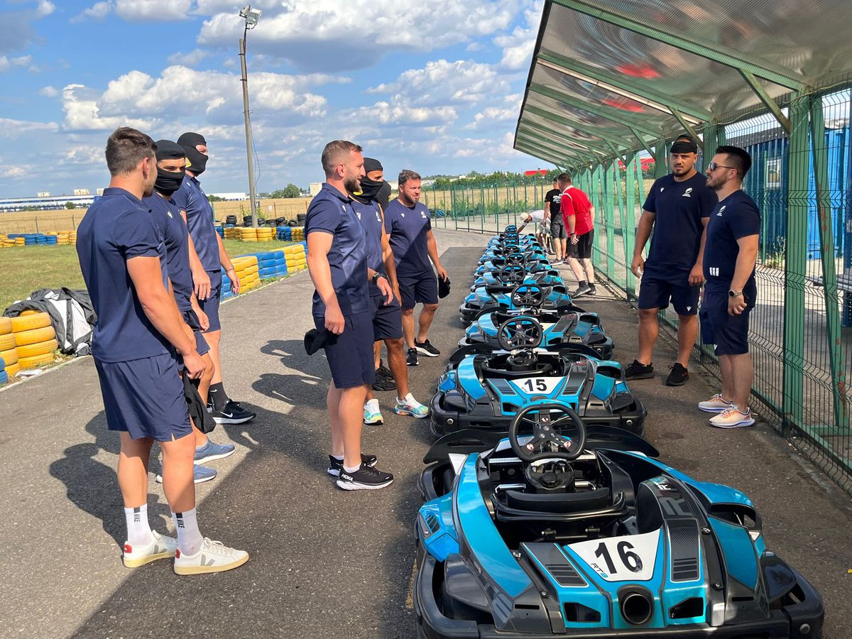 Au dat balonul de rugby pe viteză! În plină pregătire pentru Mondial, „stejarii” s-au întrecut azi la karting: „Ce încet merg” / „Nu au putere astea, suntem prea grei”