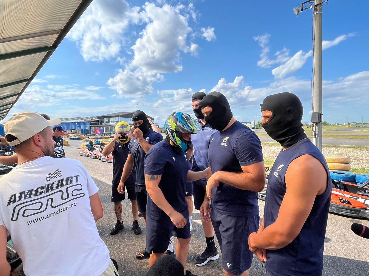Au dat balonul de rugby pe viteză! În plină pregătire pentru Mondial, „stejarii” s-au întrecut azi la karting: „Ce încet merg” / „Nu au putere astea, suntem prea grei”