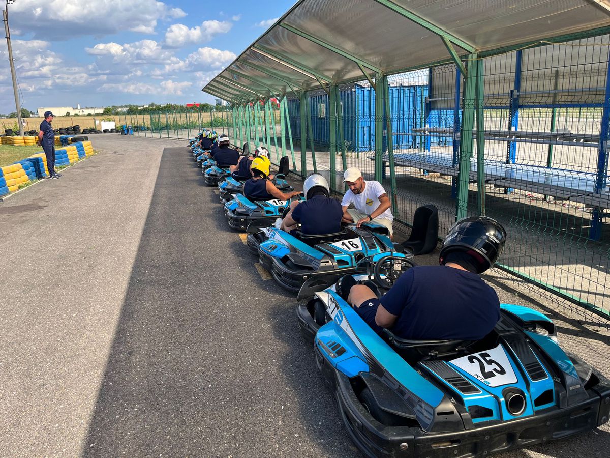Au dat balonul de rugby pe viteză! În plină pregătire pentru Mondial, „stejarii” s-au întrecut azi la karting: „Ce încet merg” / „Nu au putere astea, suntem prea grei”