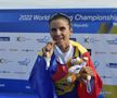 Ionela Cozmiuc încercând medalia de aur de la CM 2022 FOTO Cristi Preda