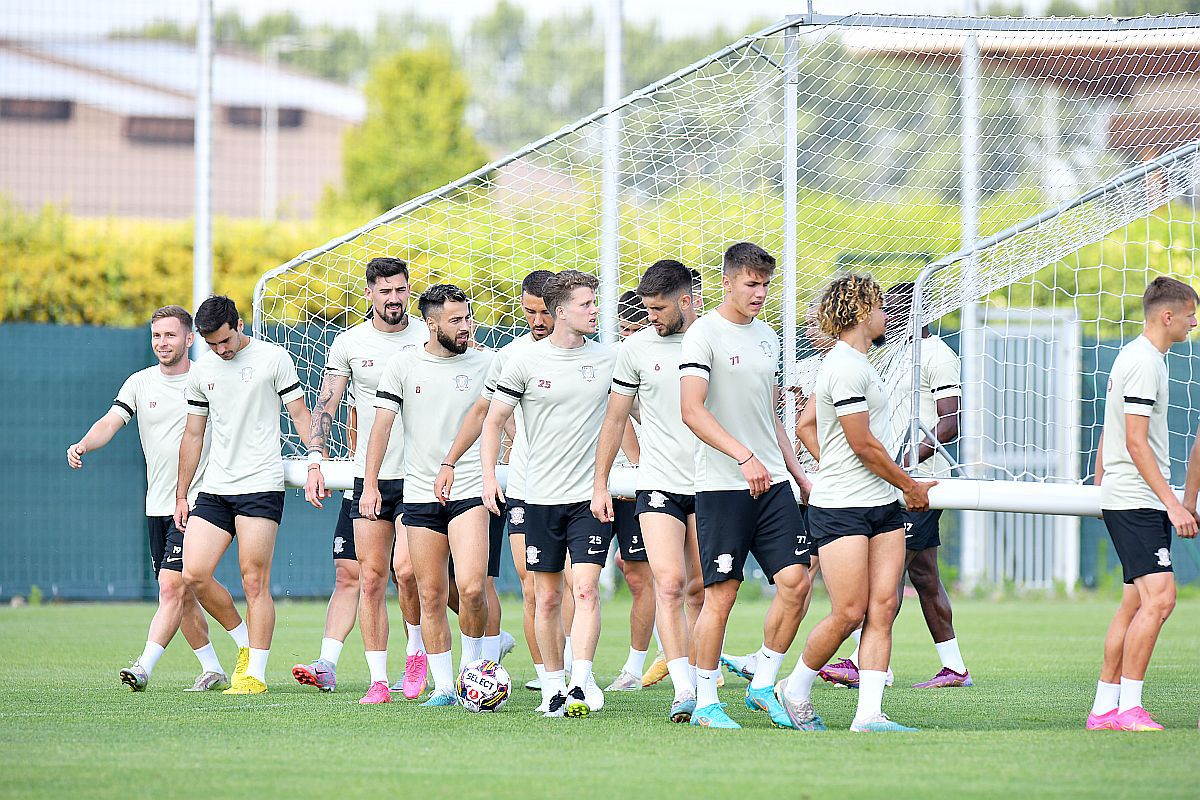 Rapidiștii asudă » Incursiune prin antrenamentele lui Mutu: cine impresionează la flotări, cum a sărbătorit Kait 25 de ani + Schimbarea „Briliantului”