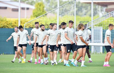 Rapidiștii asudă » Incursiune prin antrenamentele lui Mutu: cine impresionează la flotări, cum a sărbătorit Kait 25 de ani + Schimbarea „Briliantului”