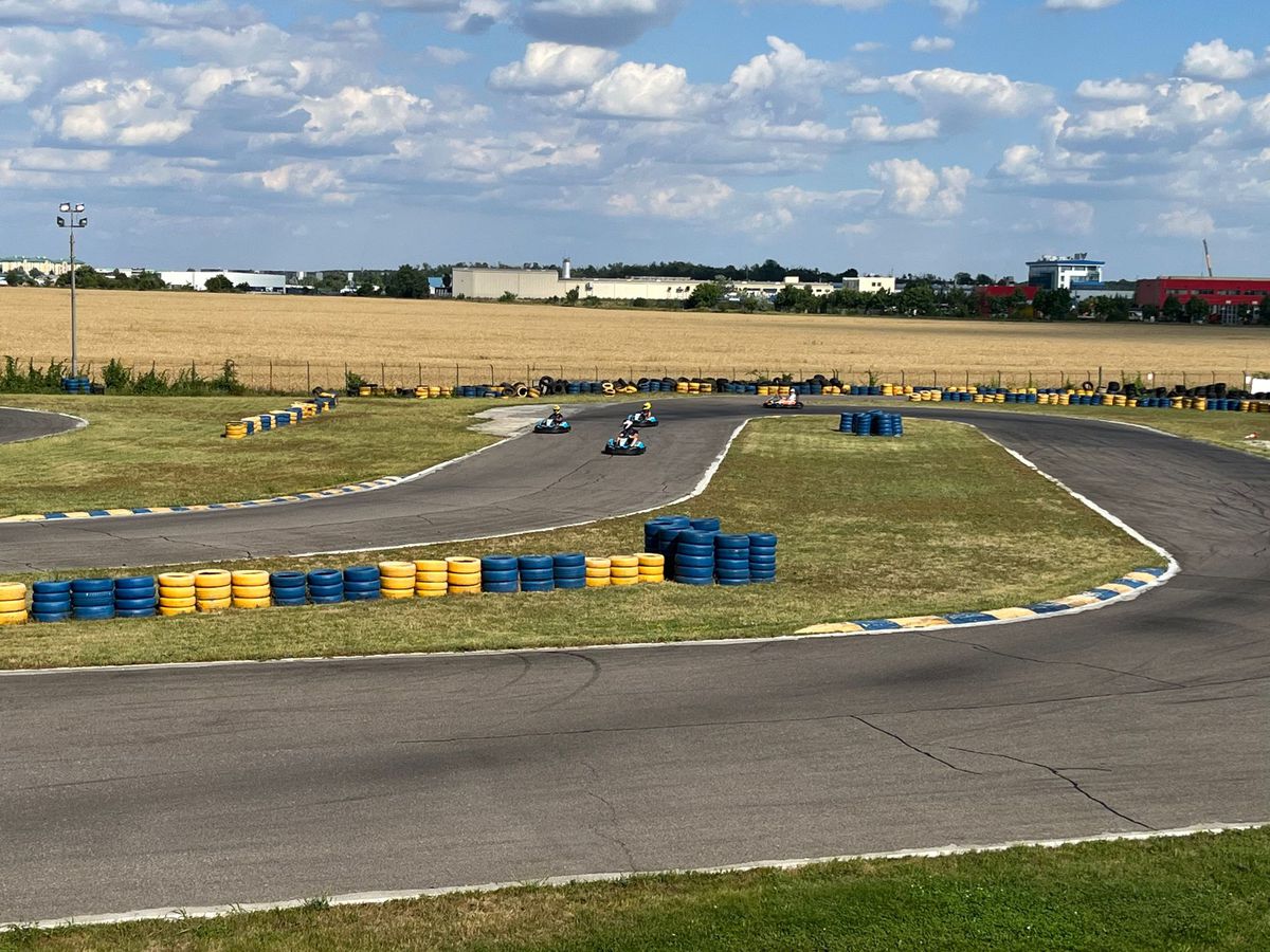 Au dat balonul de rugby pe viteză! În plină pregătire pentru Mondial, „stejarii” s-au întrecut azi la karting: „Ce încet merg” / „Nu au putere astea, suntem prea grei”