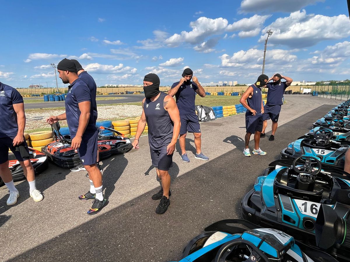 Au dat balonul de rugby pe viteză! În plină pregătire pentru Mondial, „stejarii” s-au întrecut azi la karting: „Ce încet merg” / „Nu au putere astea, suntem prea grei”