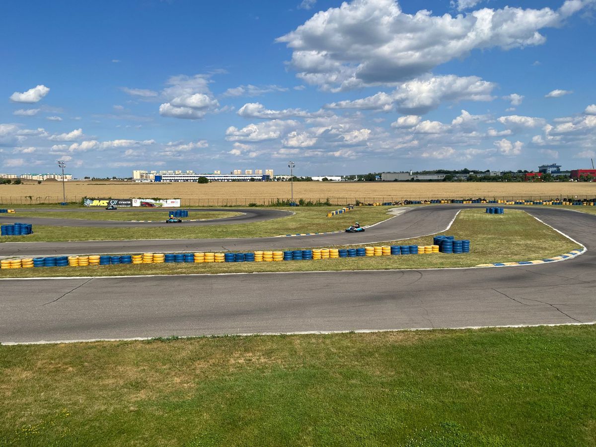 Au dat balonul de rugby pe viteză! În plină pregătire pentru Mondial, „stejarii” s-au întrecut azi la karting: „Ce încet merg” / „Nu au putere astea, suntem prea grei”