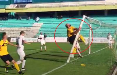 Doar în România » Fază uluitoare la un meci din Cupă: meci întrerupt după ce s-a prăbușit poarta!