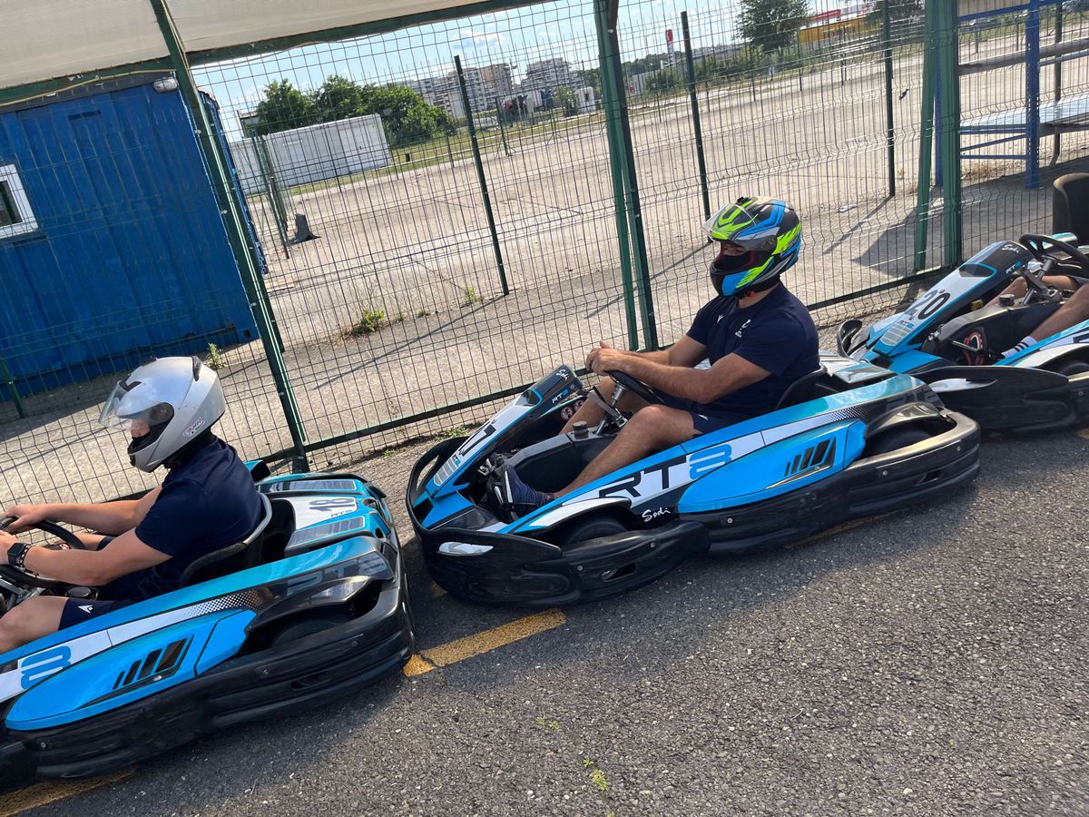 Au dat balonul de rugby pe viteză! În plină pregătire pentru Mondial, „stejarii” s-au întrecut azi la karting: „Ce încet merg” / „Nu au putere astea, suntem prea grei”