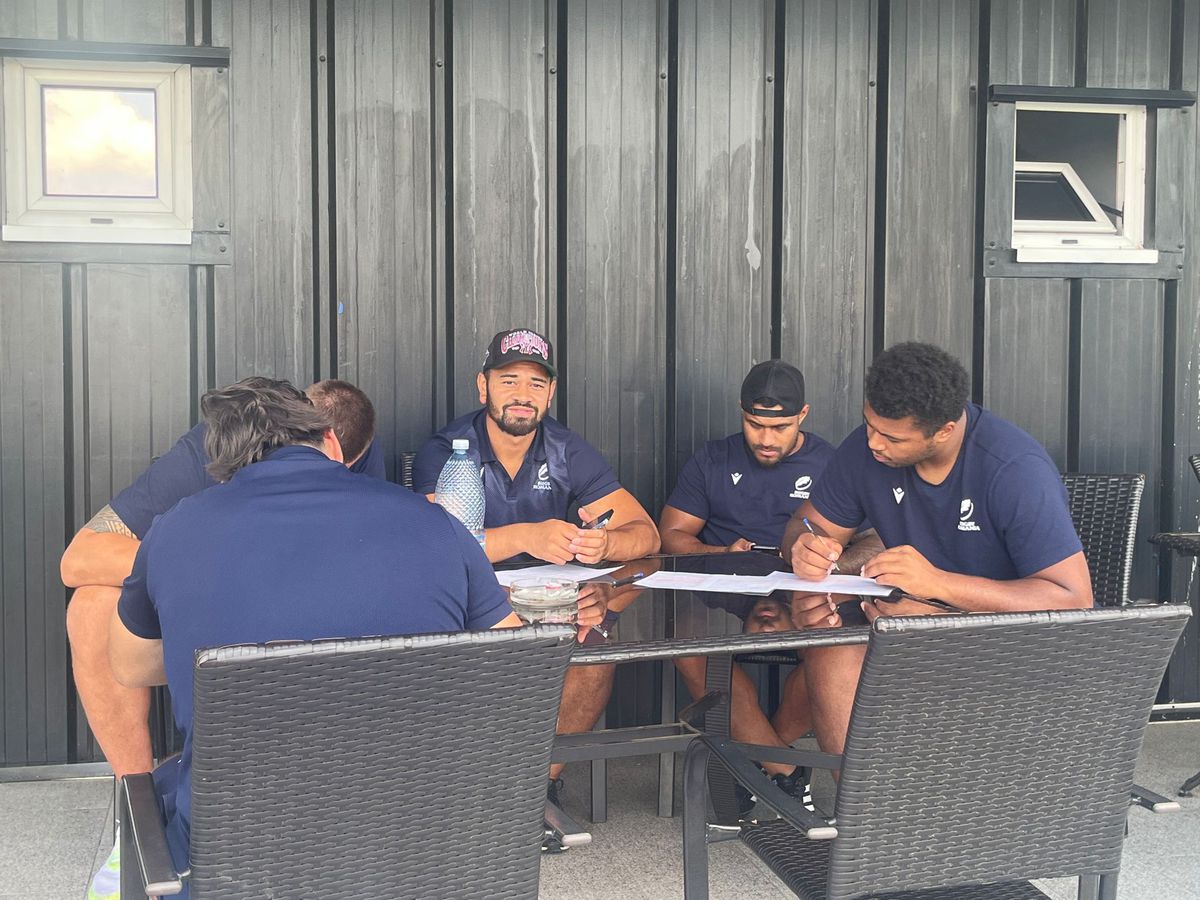 Au dat balonul de rugby pe viteză! În plină pregătire pentru Mondial, „stejarii” s-au întrecut azi la karting: „Ce încet merg” / „Nu au putere astea, suntem prea grei”