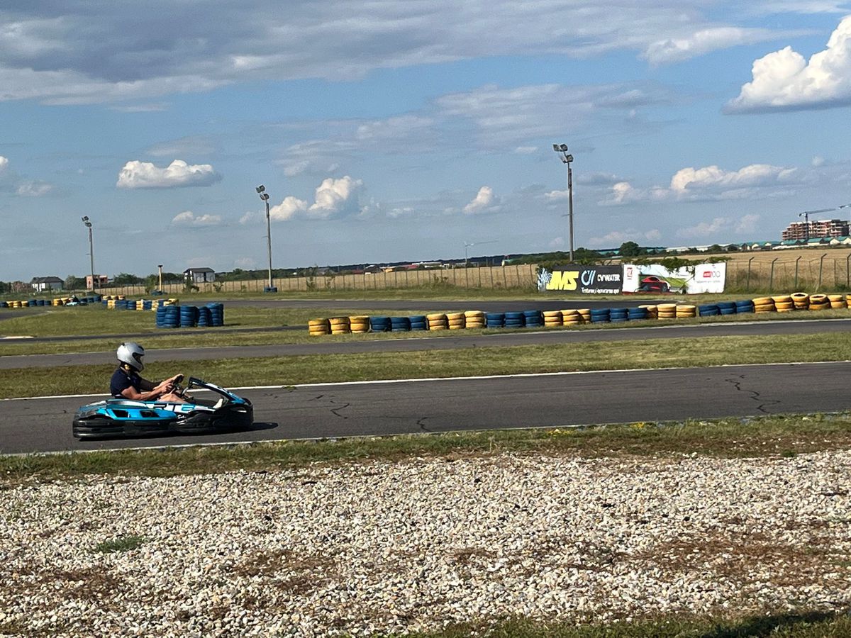 Au dat balonul de rugby pe viteză! În plină pregătire pentru Mondial, „stejarii” s-au întrecut azi la karting: „Ce încet merg” / „Nu au putere astea, suntem prea grei”
