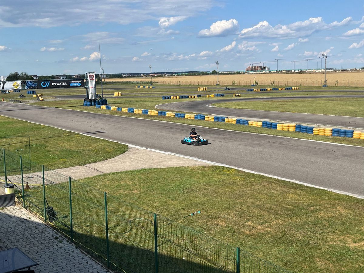 Au dat balonul de rugby pe viteză! În plină pregătire pentru Mondial, „stejarii” s-au întrecut azi la karting: „Ce încet merg” / „Nu au putere astea, suntem prea grei”