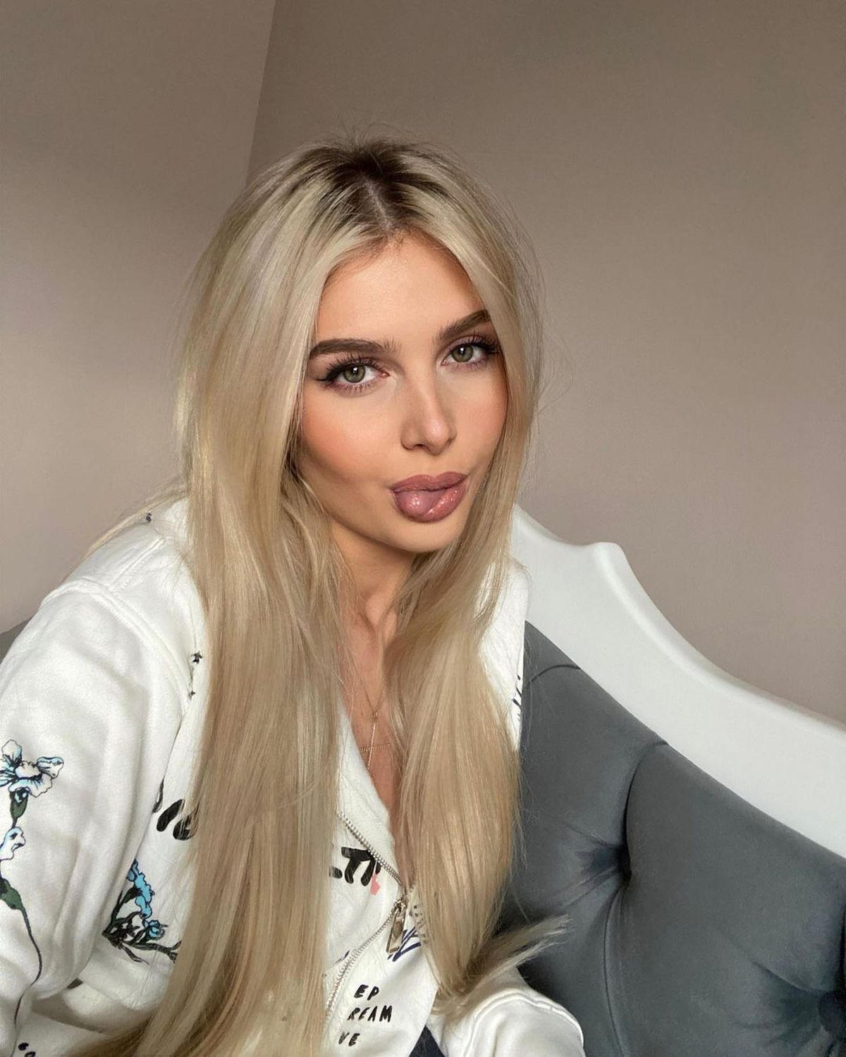 Căpitanul României, logodit la 23 de ani cu iubita din adolescență: franțuzoaica l-a urmărit din tribune la EURO