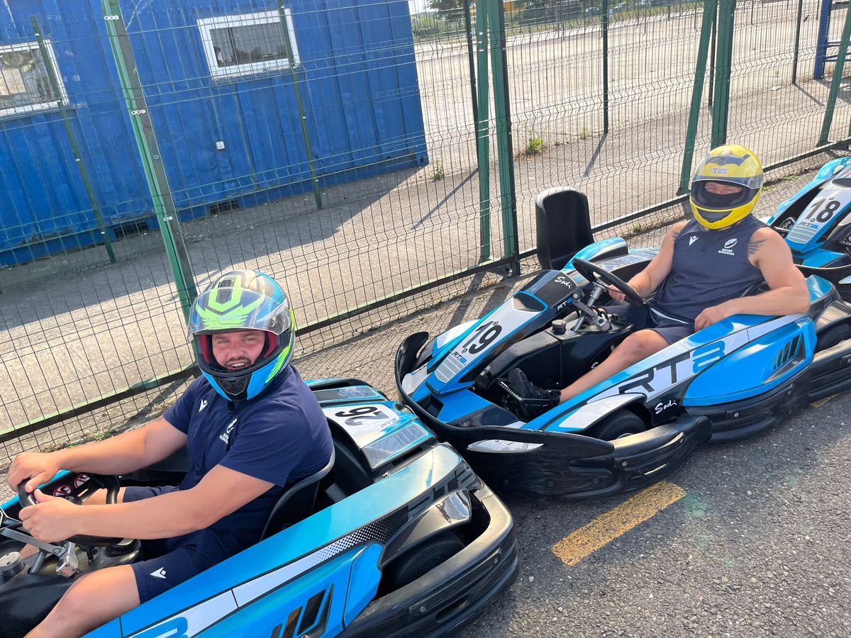 Au dat balonul de rugby pe viteză! În plină pregătire pentru Mondial, „stejarii” s-au întrecut azi la karting: „Ce încet merg” / „Nu au putere astea, suntem prea grei”