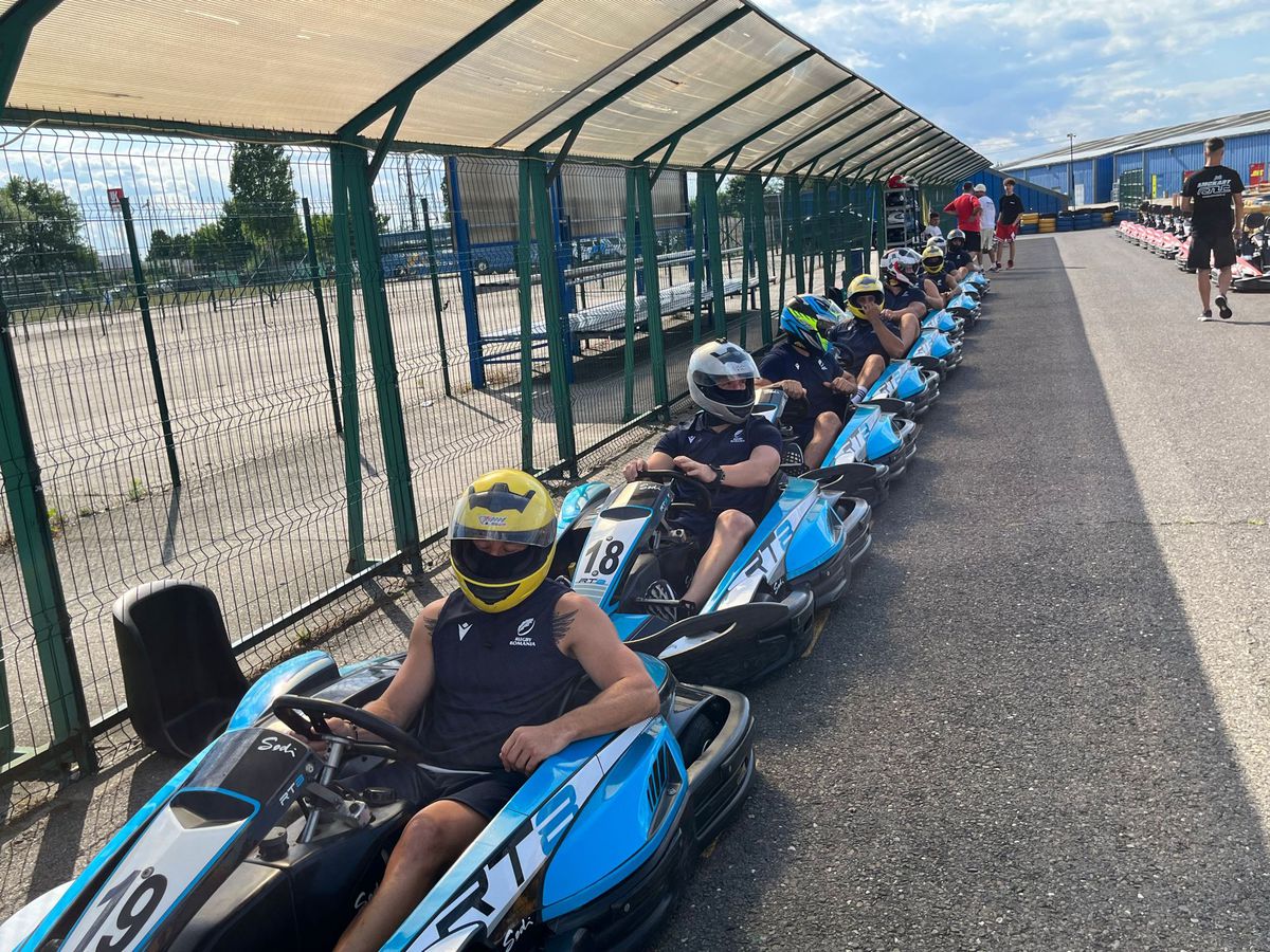 Au dat balonul de rugby pe viteză! În plină pregătire pentru Mondial, „stejarii” s-au întrecut azi la karting: „Ce încet merg” / „Nu au putere astea, suntem prea grei”