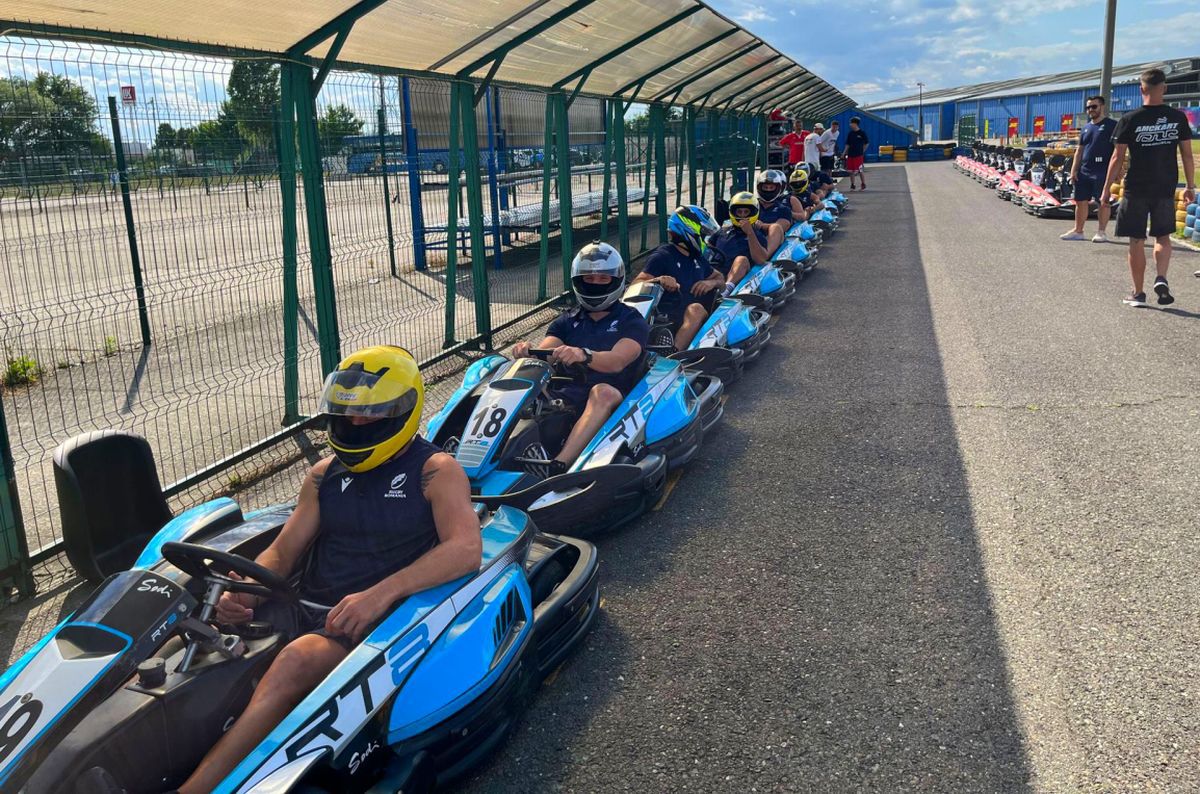 Au dat balonul de rugby pe viteză! În plină pregătire pentru Mondial, „stejarii” s-au întrecut azi la karting: „Ce încet merg” / „Nu au putere astea, suntem prea grei”
