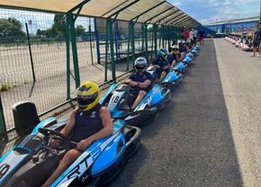 Au dat balonul de rugby pentru viteză! » În plină pregătire pentru Mondial, „stejarii” s-au întrecut azi la karting: „Ce încet merg”/„Nu au putere astea, suntem prea grei”