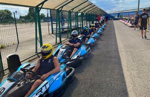 Au dat balonul de rugby pe viteză! În plină pregătire pentru Mondial, „stejarii” s-au întrecut azi la karting: „Ce încet merg” / „Nu au putere astea, suntem prea grei”