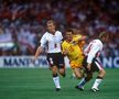 Alan Shearer, în duel cu Gică Hagi la CM din 1998. Sursă foto: Imago
