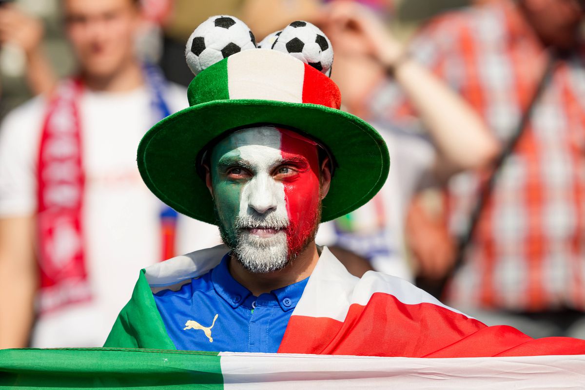 Explozie de frumusețe și culoare în tribune la Elveția - Italia