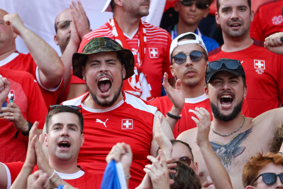 Cine a câștigat meciul din tribune la Elveția - Italia? Concurs de frumusețe și culoare la Euro 2024