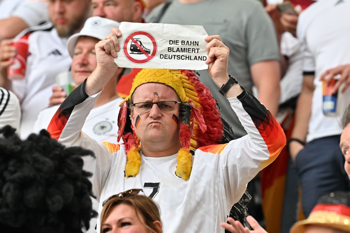 Dărâmați, dar împreună » Ce s-a întâmplat după finalul dureros din Germania - Danemarca: gestul lui Eriksen și jucătorul care nu se putea ridica