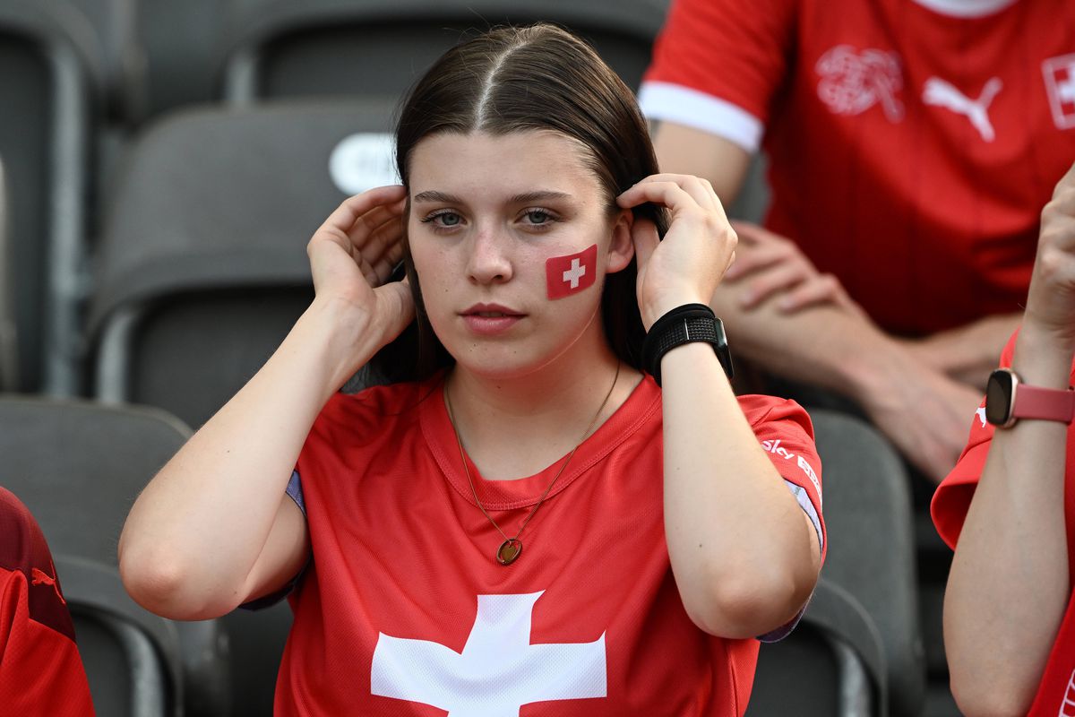 Cine a câștigat meciul din tribune la Elveția - Italia? Concurs de frumusețe și culoare la Euro 2024